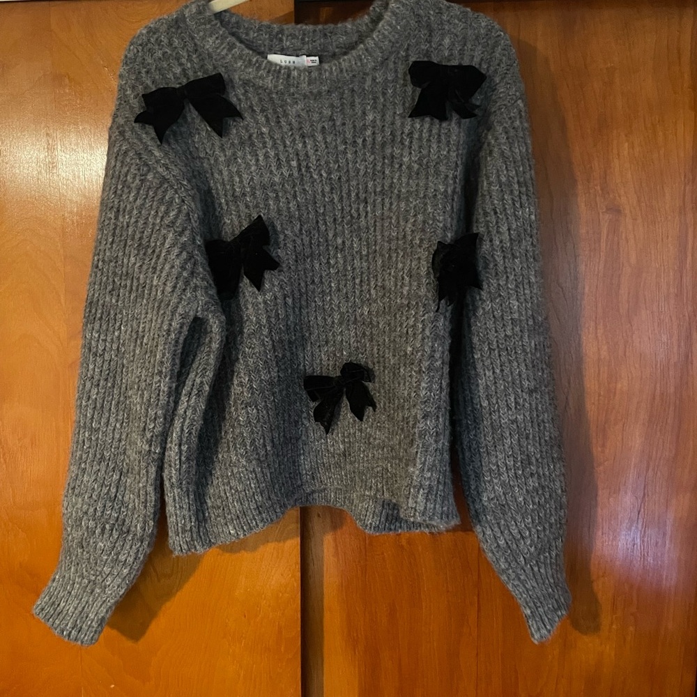 Lush Gray Sweater with Black Bows and Chunky Knit